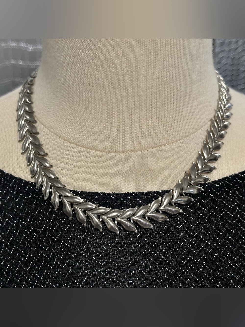 Elegant Vintage Silver Tone Leaf Link Necklace